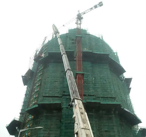 松桃吊车在工地上作业